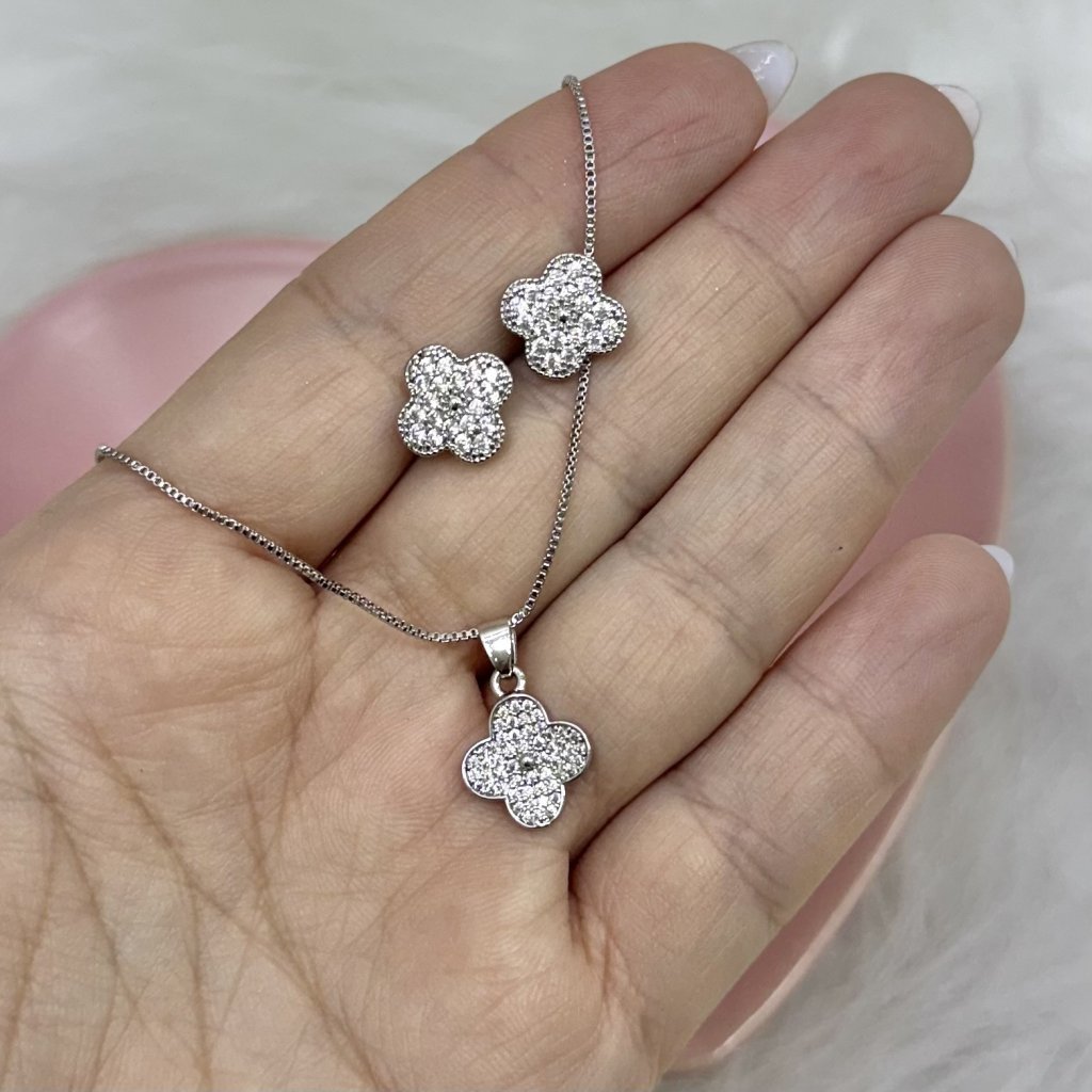 Conjunto colar e brinco Flor da sorte cravejado (Inspiração Virgínia) Bijoux Chique ✨