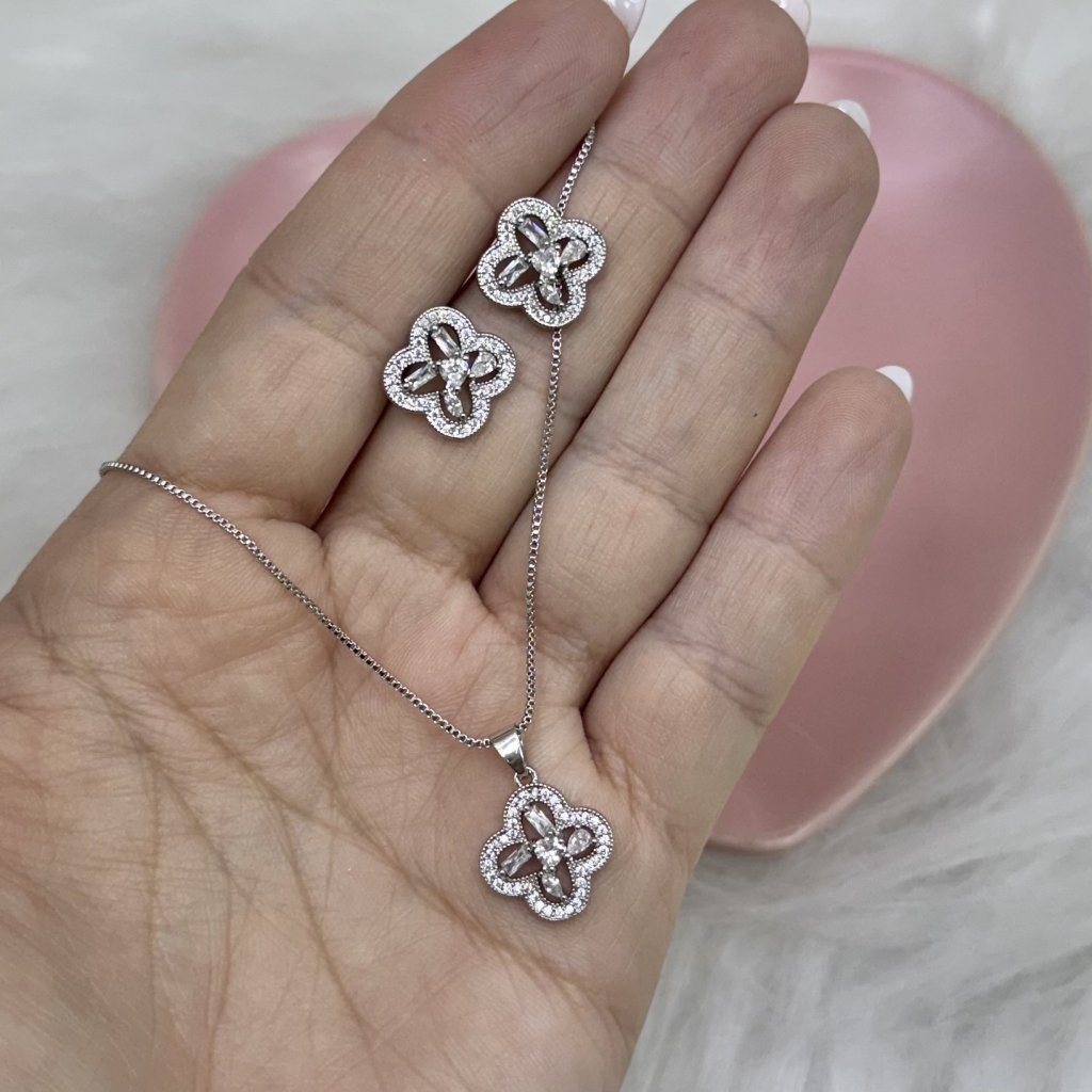 Conjunto colar e brinco flor da sorte cravejado em pedrinhas (Inspiração Virgínia) Bijoux Chique✨