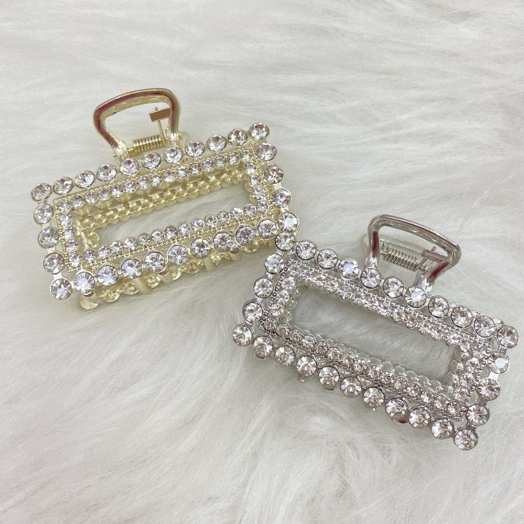 Presilha em metal quadrada cravejada ✨