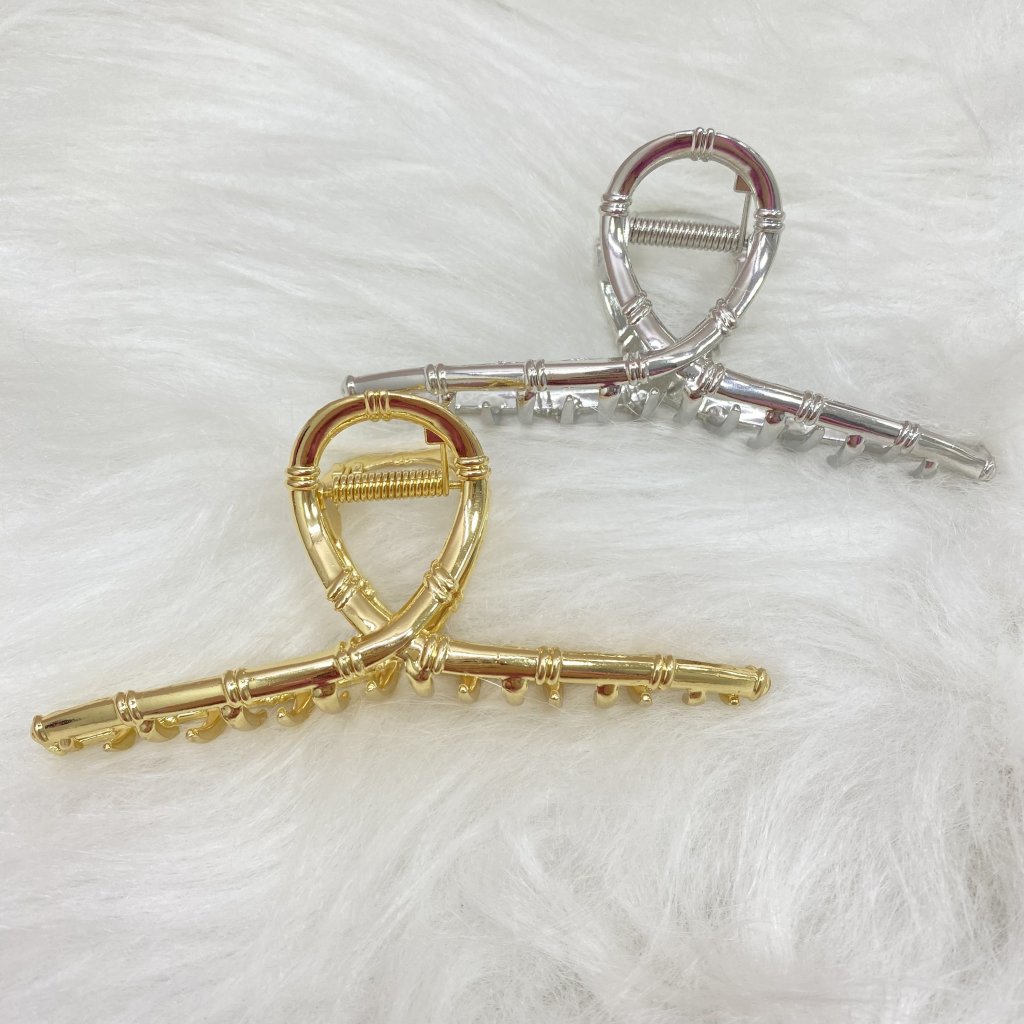 Presilha em metal formato L com detalhes risco ✨