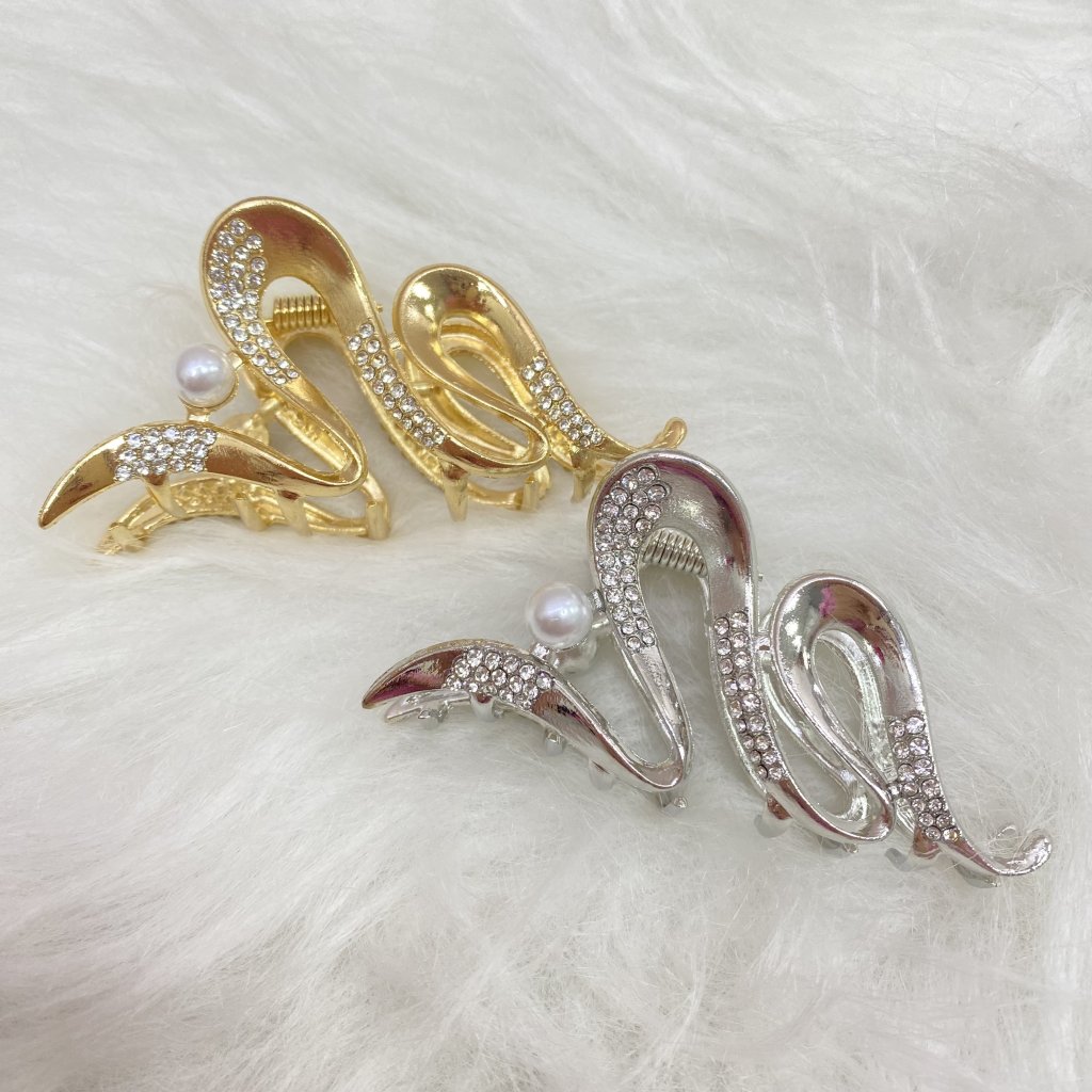 Presilha em metal ondulado cravejado e c/ pérola ✨