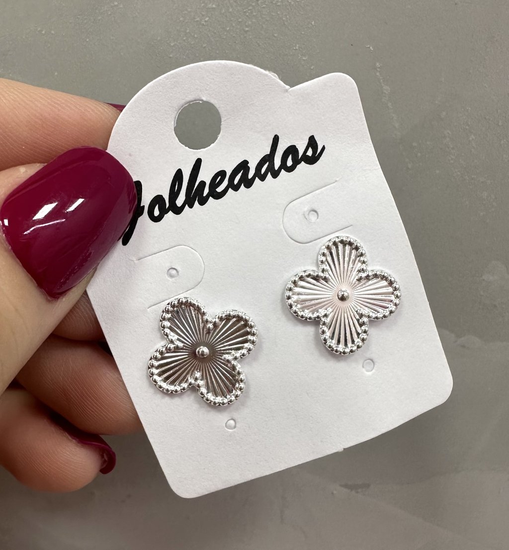 Brinco prata folheado Flor da sorte ✨