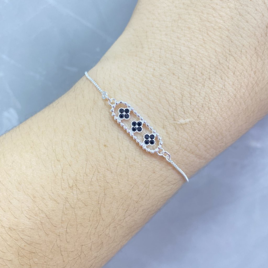Pulseira prata folheada fio fino e trio de flor da sorte preto cravejado ✨