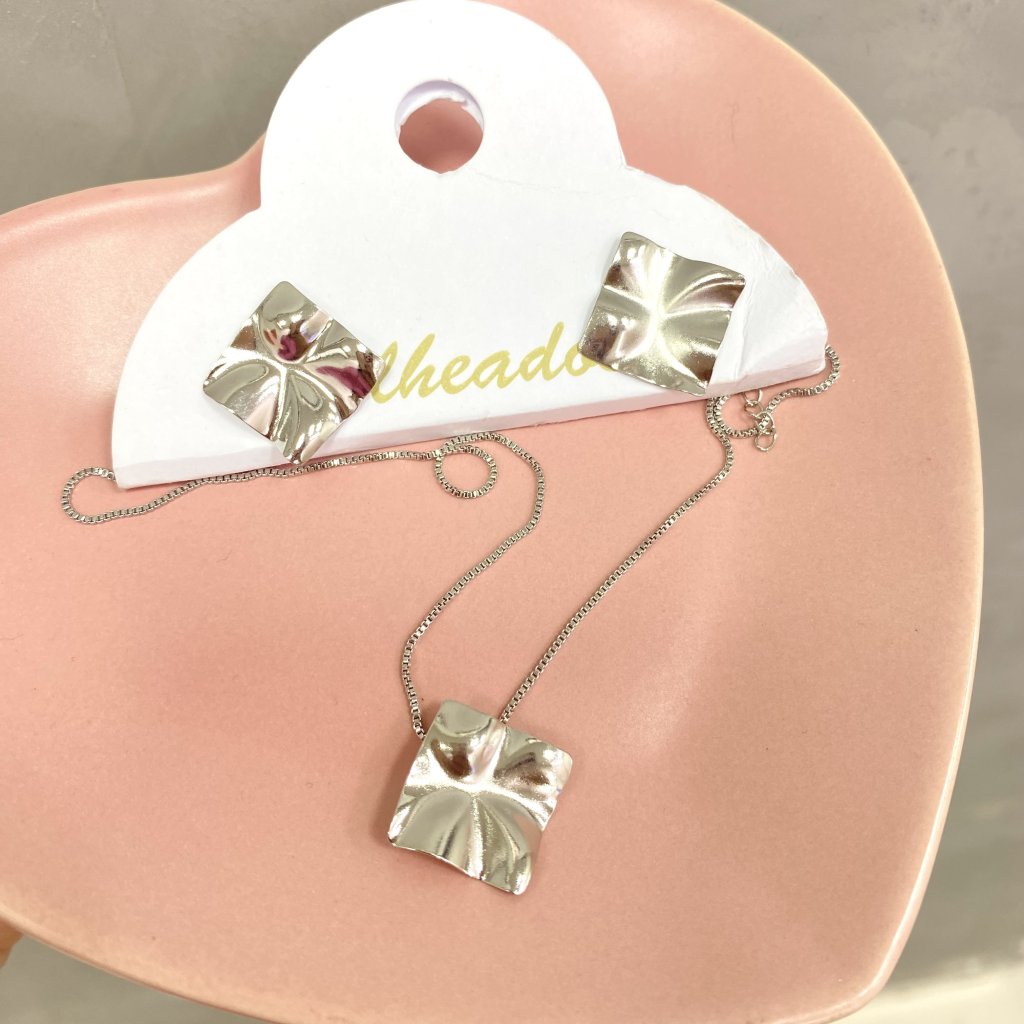 Conjunto colar e brinco modelo quadrado amassado prata folheado ✨
