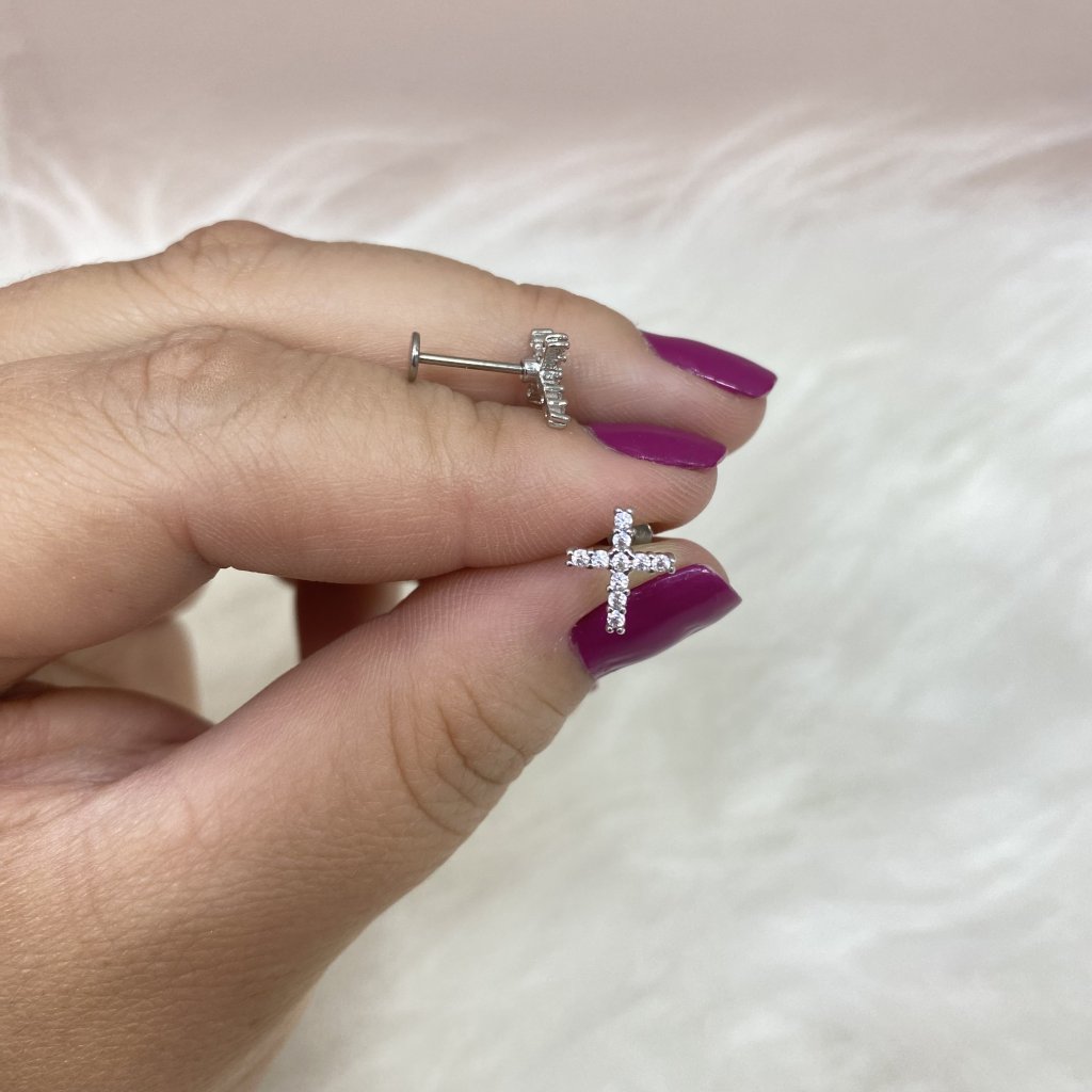 Piercing para trágus em aço inox modelo cruz cravejada ✨