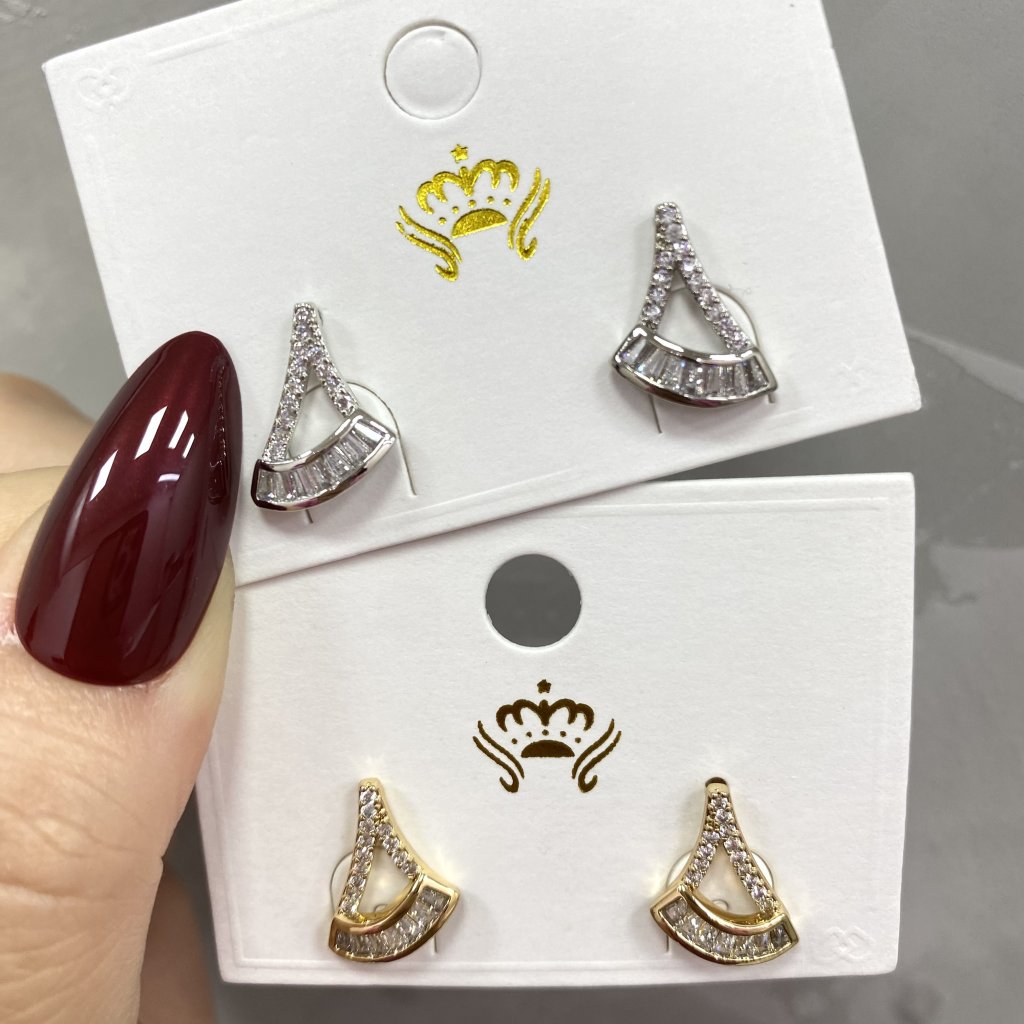 Brinco Bijoux modelo triângulo cravejado ✨