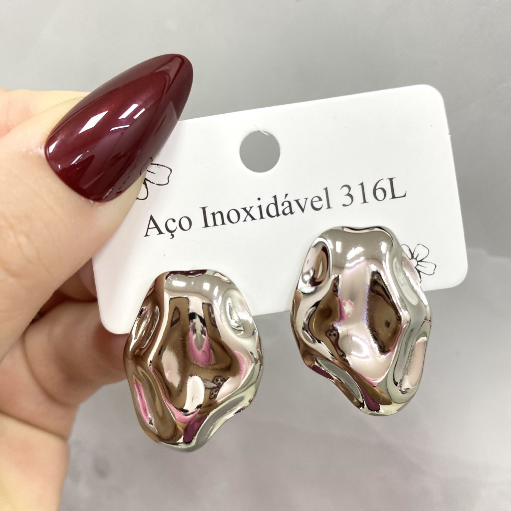 Brinco em aço inox modelo medalha amassada ✨