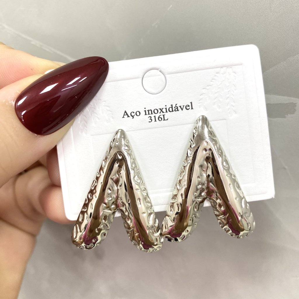 Brinco em aço inox modelo coração invertido detalhado ✨