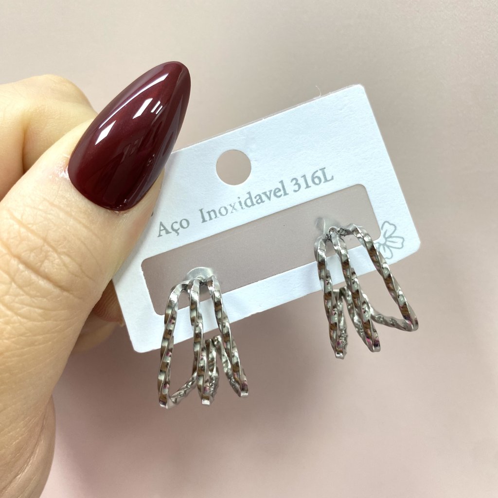 Brinco em aço inox modelo trio quadrado torcido  ✨