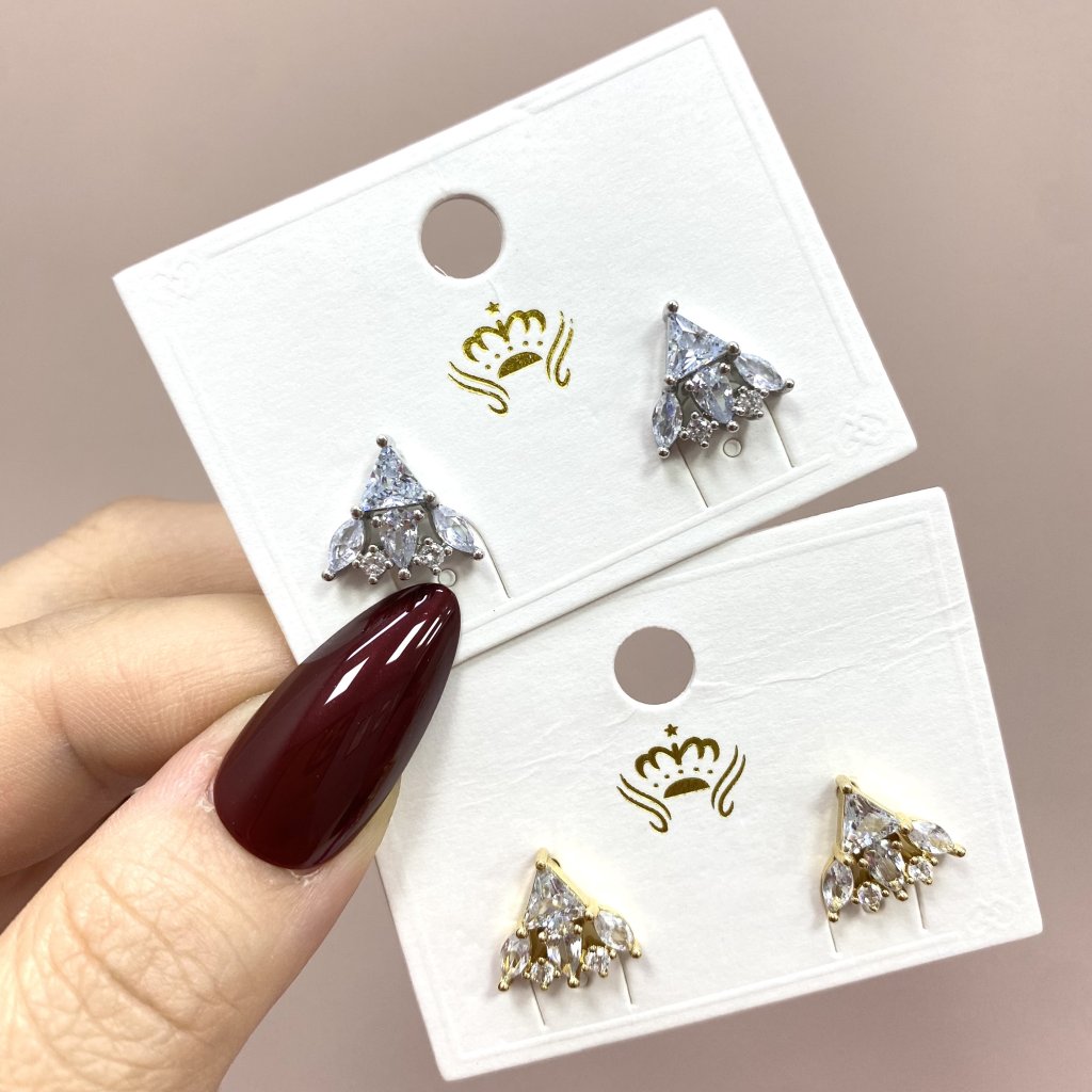 Brinco Bijoux modelo triângulo em pedraria ✨