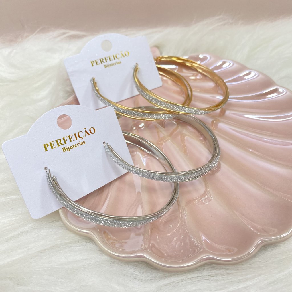 Brinco bijoux argola detalhada e fio de brilho ✨