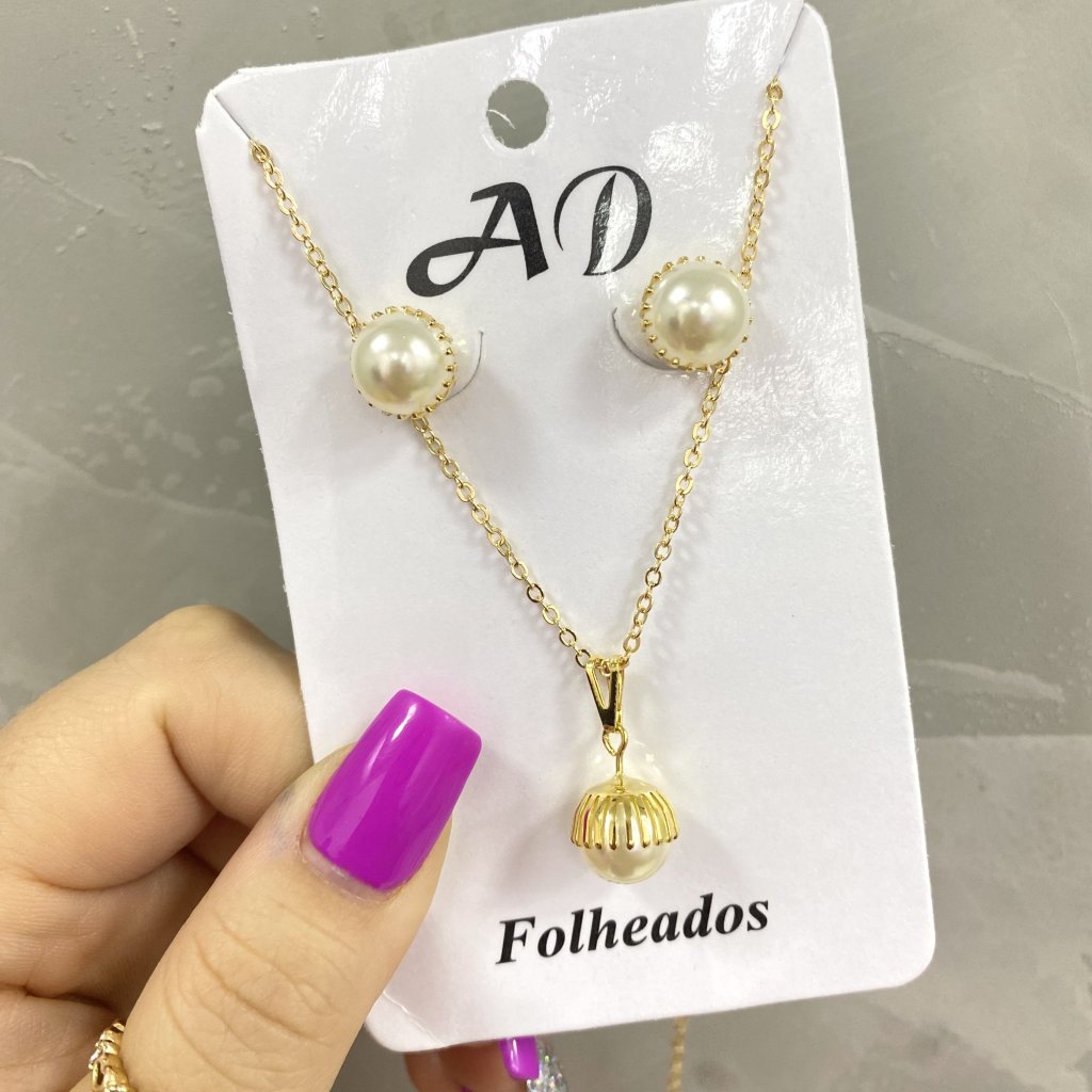 Conjunto colar e brinco dourado folheado pérola média ✨
