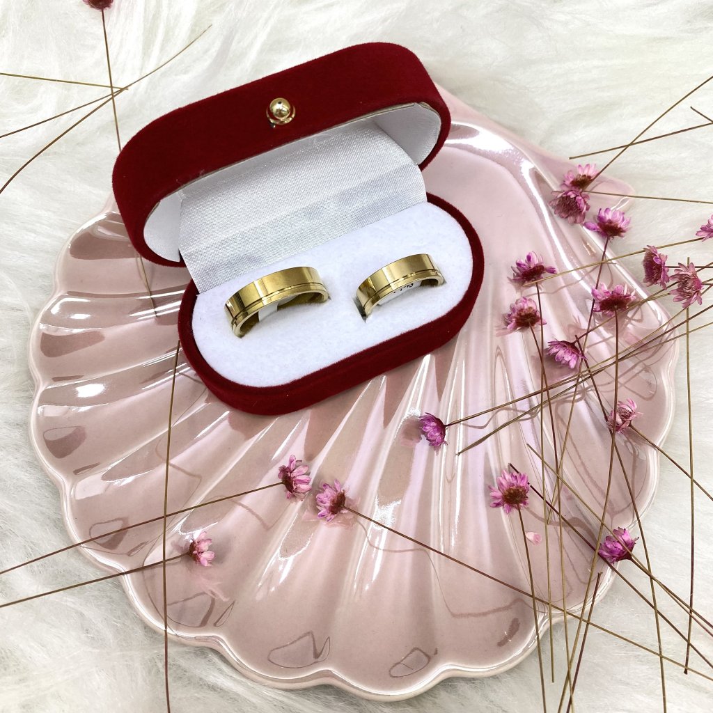 Aliança dourada em aço inox liso e fio fino ✨