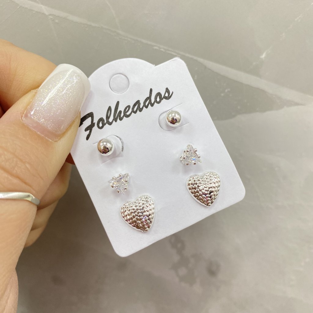 Trio de brincos prata folheado bolinha, triângulo de luz e coração ✨