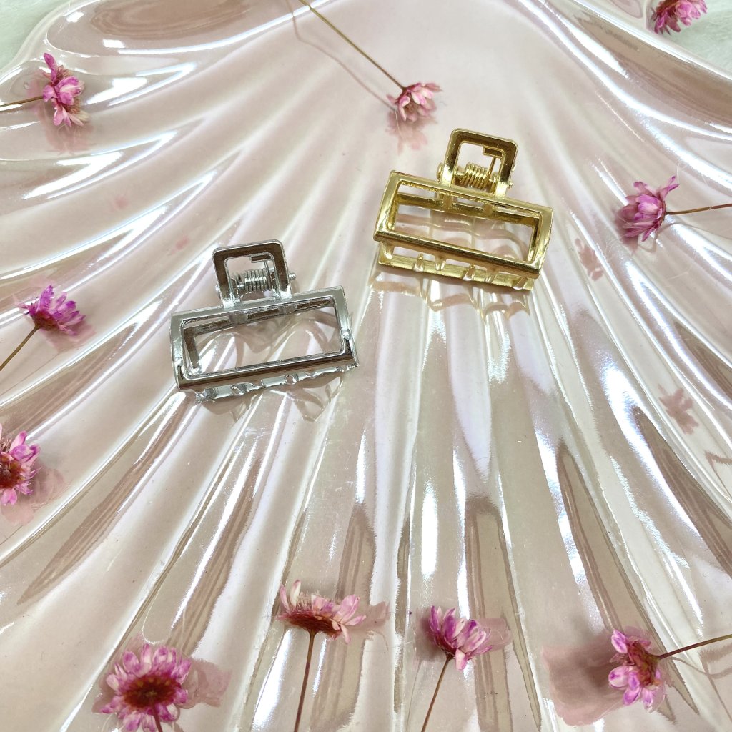 Mini presilha em metal modelo quadrado ✨