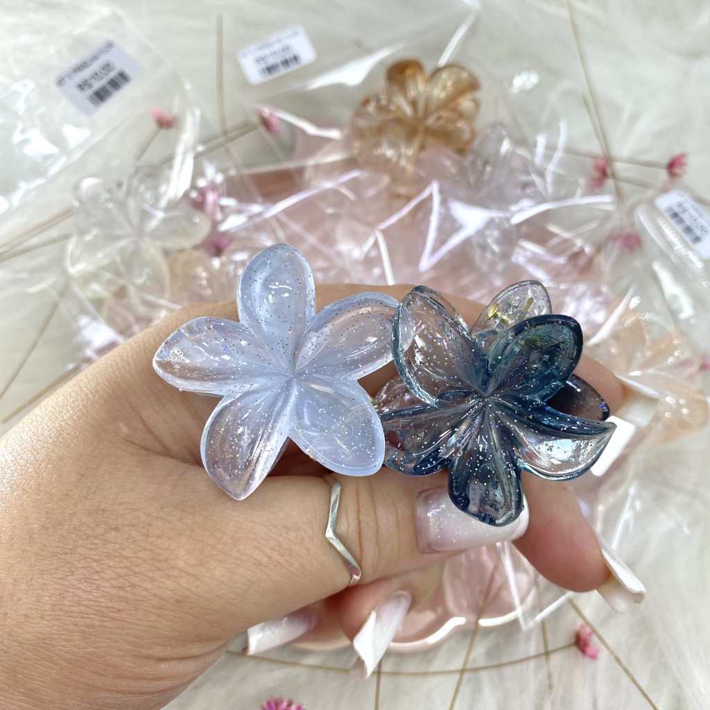 Kit com 2 presilha pequena modelo flor transparente c/ brilho 🌸 