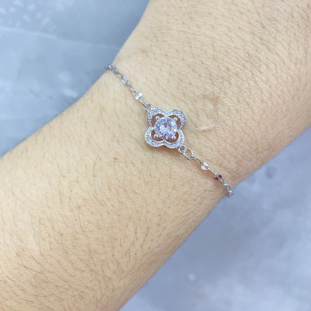 Pulseira em aço inox Modelo flor cravejada e ponto de luz ✨