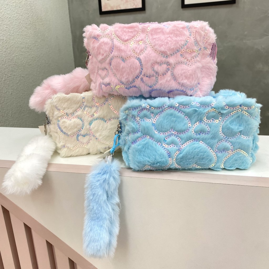 Necessaire Pelúcia Com Detalhe Coração Brilho ✨NEC0017