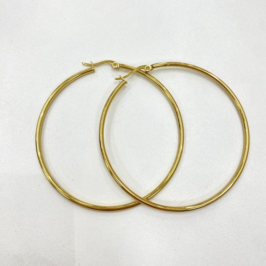 Argola média e lisa dourada em aço inox ✨