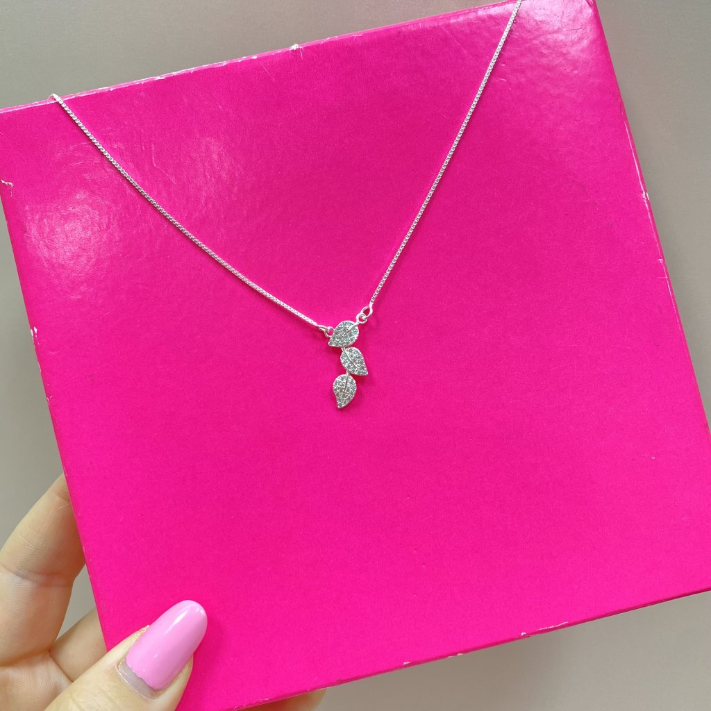 Colar prata folheado fio veneziana trio folhas cravejada ✨