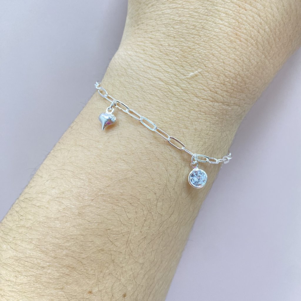 Pulseira prata folheado elos achatados com coração e ponto de luz ✨