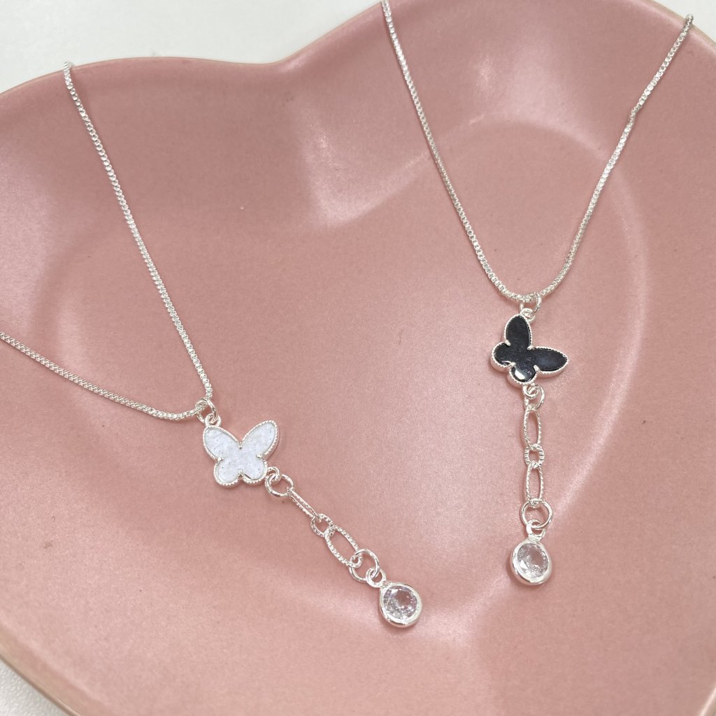 Colar prata folheado fio persiana borboleta e elos pendurado com ponto de luz ✨