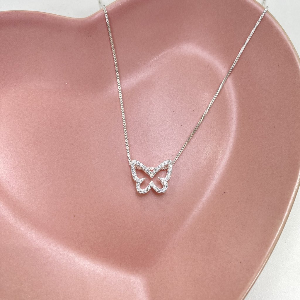 Colar prata folheado fio persiana e borboleta cravejado 🦋 