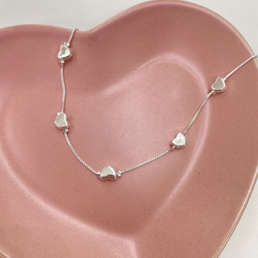 Gargantilha prata folheada fio fino e mini coração ❤️