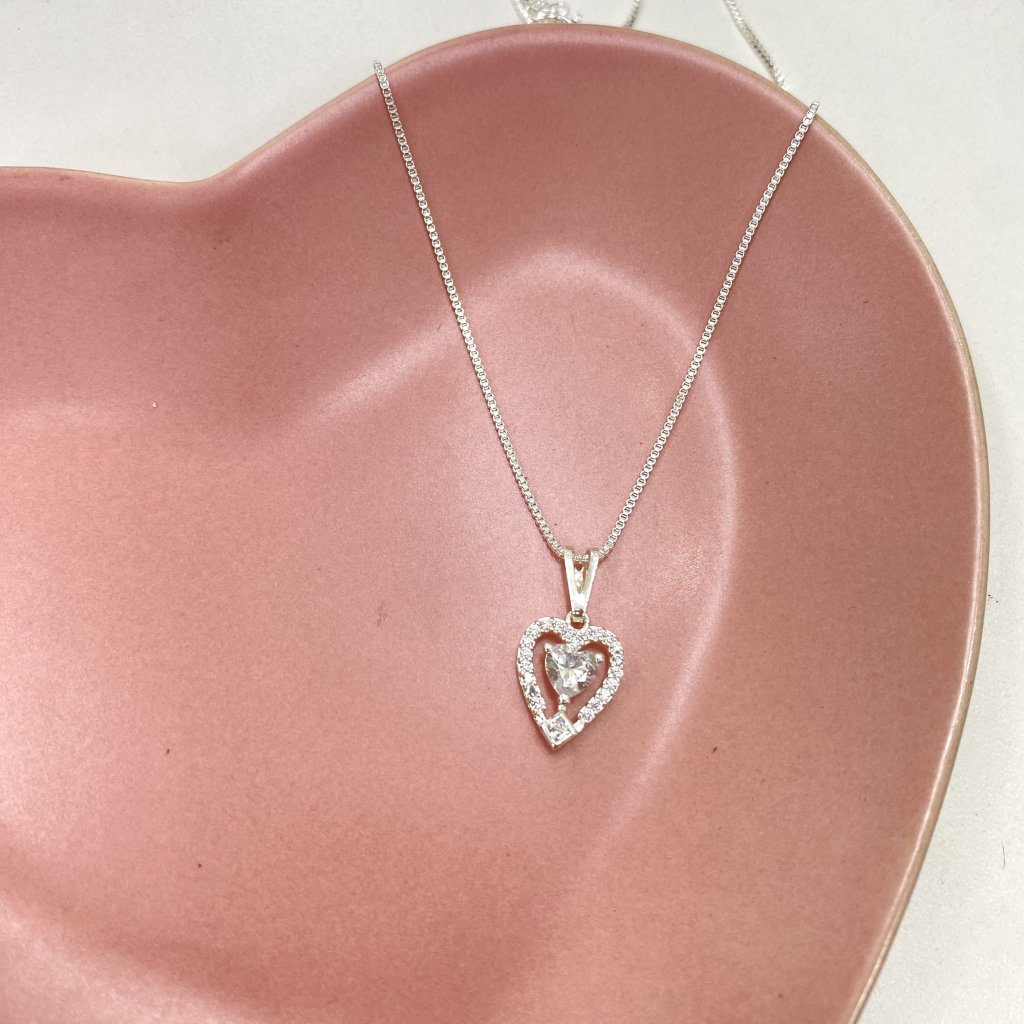 Colar prata folheado fio persiana e pingente coração cravejado com pedra ✨