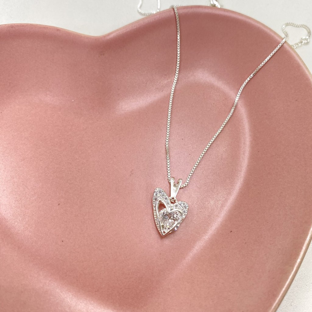 Colar prata folheado fio persiana e pingente coração duo cravejado e ponto de luz  ✨