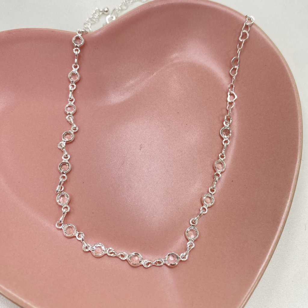 Gargantilha prata folheado mini ponto de luz fio coração ✨