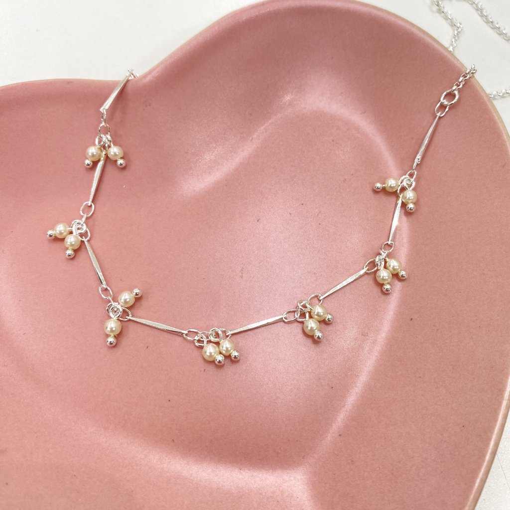 Gargantilha prata folheado fio detalhado e mini pérolas pendurada ✨