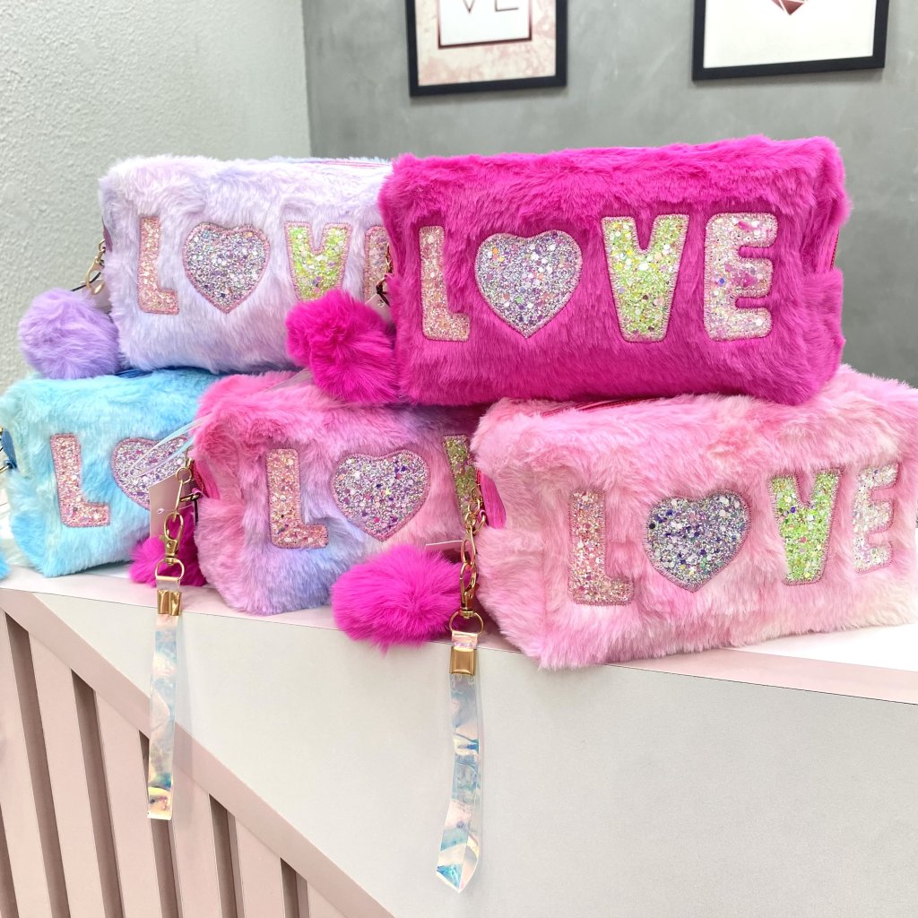 Necessaire Pelúcia LOVE Colorido ✨NEC0025
