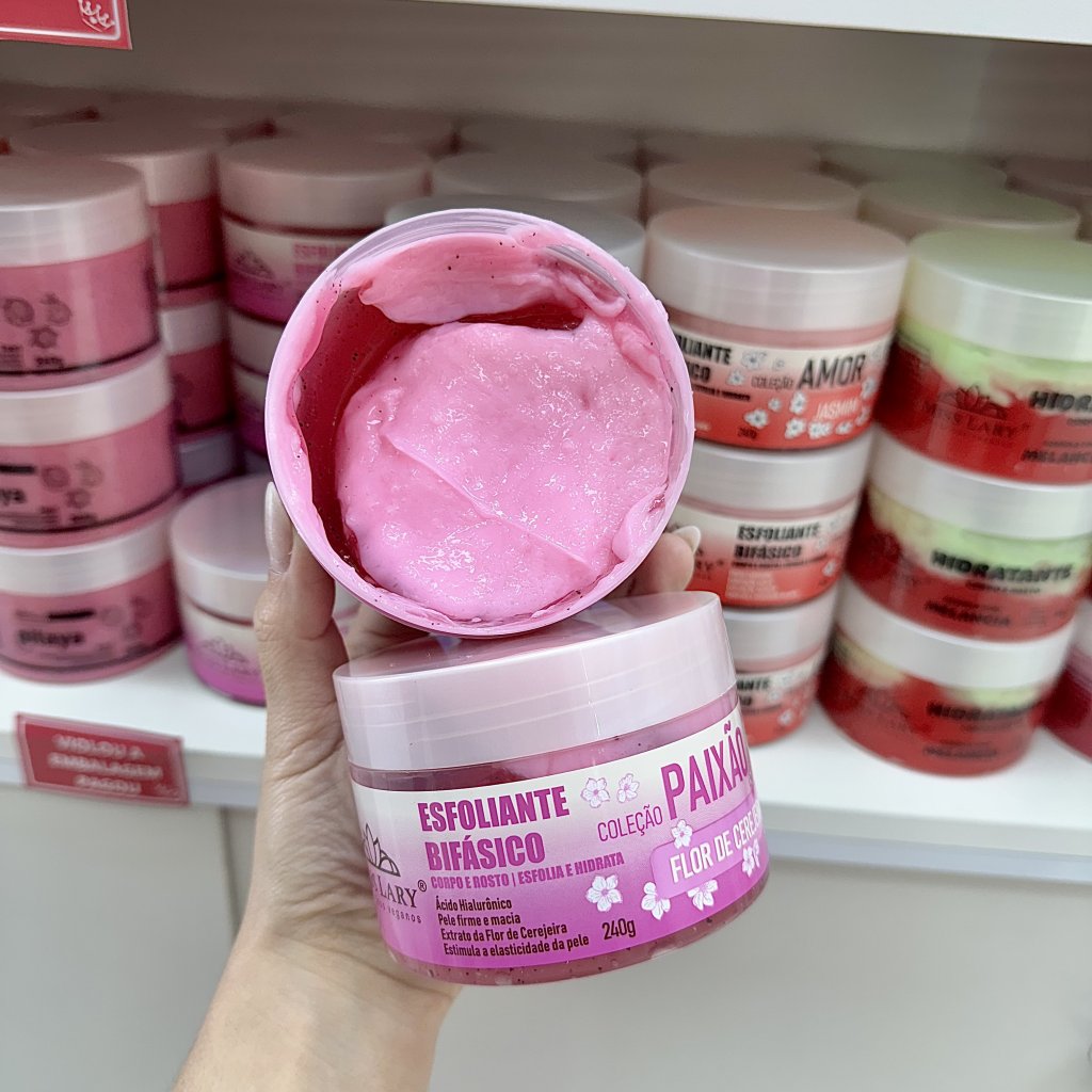 Esfoliante Bifásico Corpo E Rosto | Esfolia E Hidrata Coleção Paixão (Flor De Cereja) - Miss Lary ESF0068