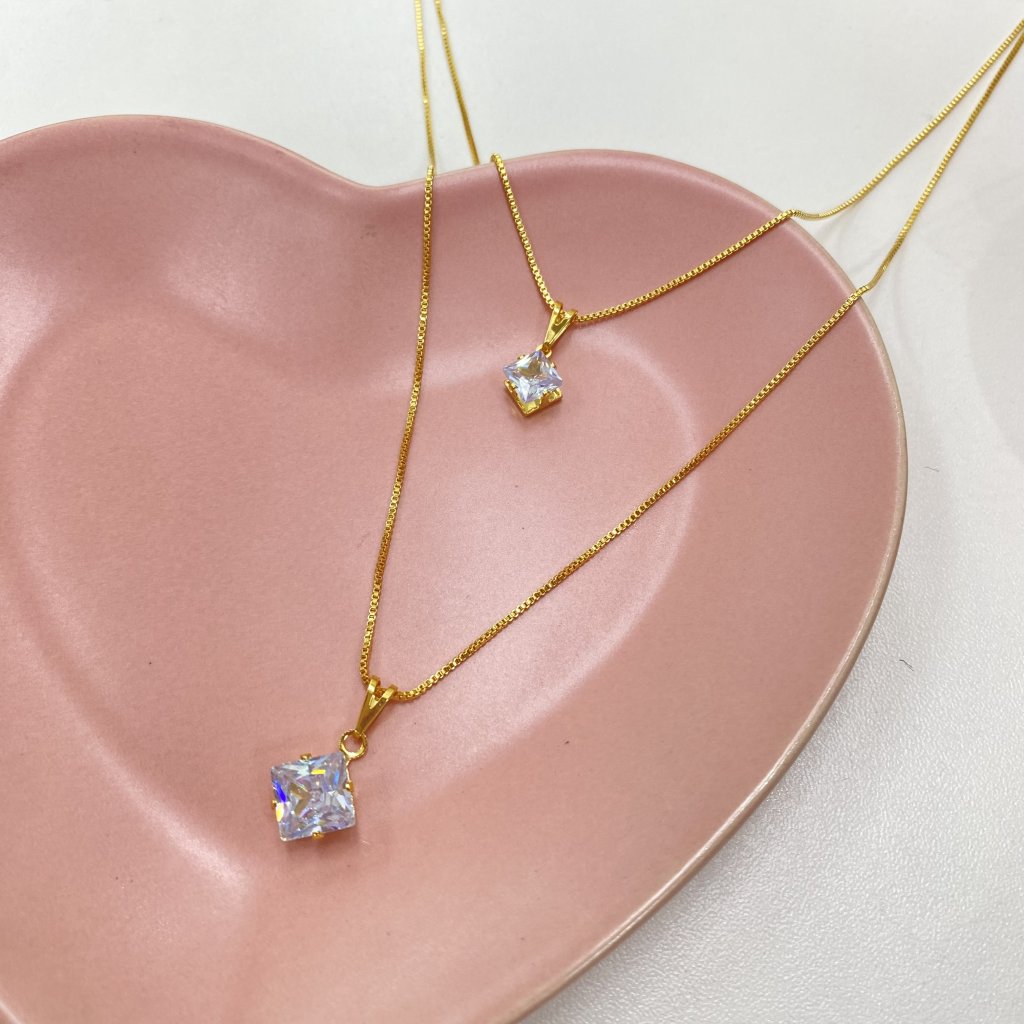 Colar duo dourado folheado ponto de luz quadrado e fio persiana ✨