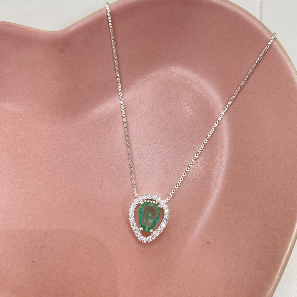 Colar prata folheado fio persiana e pingente gota cravejada e pedra verde ✨