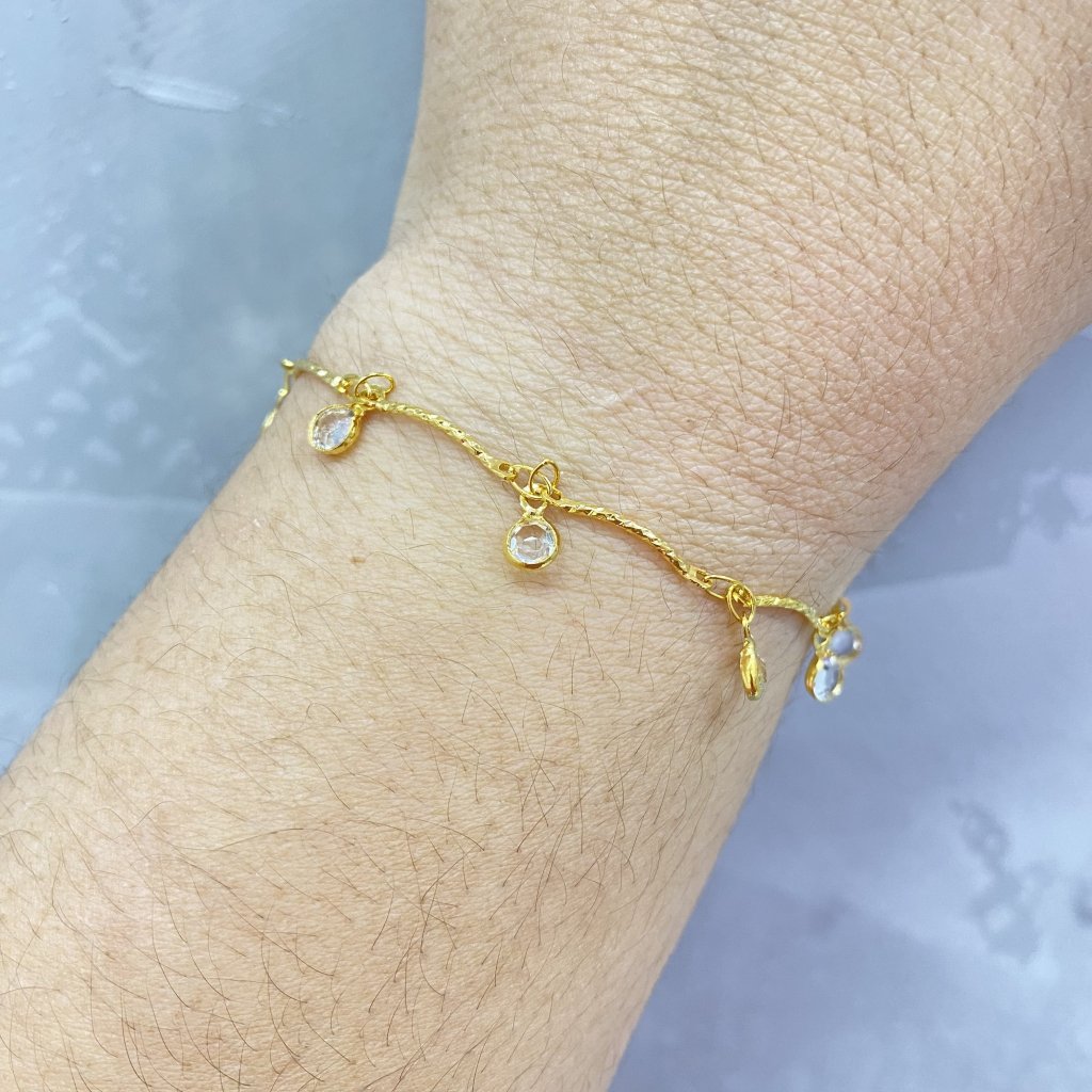 Pulseira dourado folheado fio detalhado e ponto de luz pendurado ✨