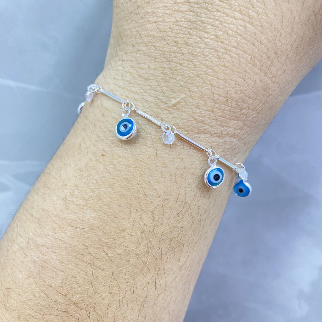 Pulseira prata folheado olho grego e mini ponto de luz pendurado ✨