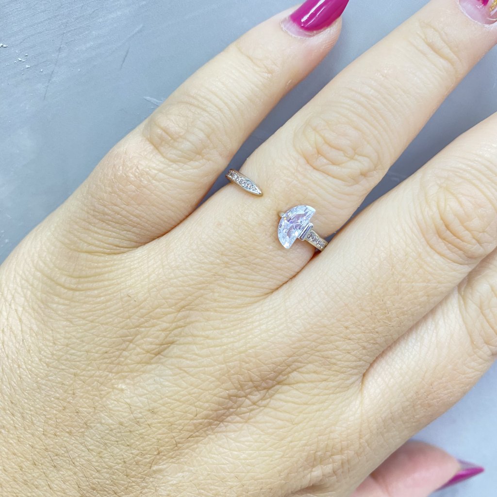 Anel ajustável cravejado e meia pedrinha ✨