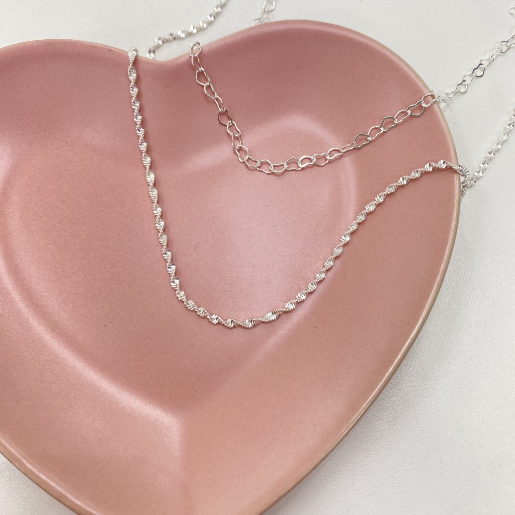 Colar duo prata folheado fio torcido e fio mini corações ✨