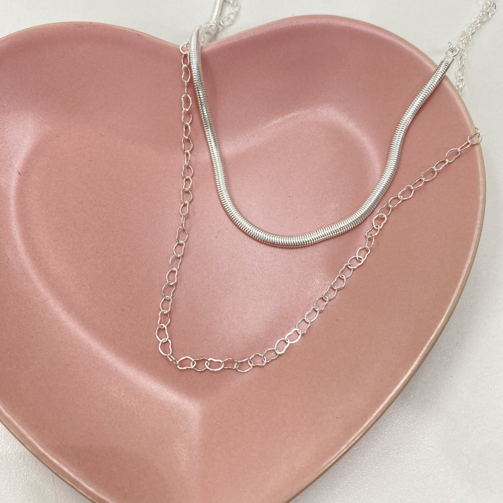 Colar duo prata folheado fio cobra e fio mini corações ✨