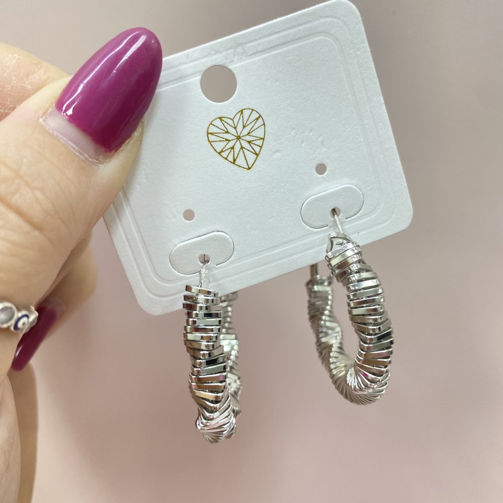 Argola Bijoux fina detalhada e torcida ✨