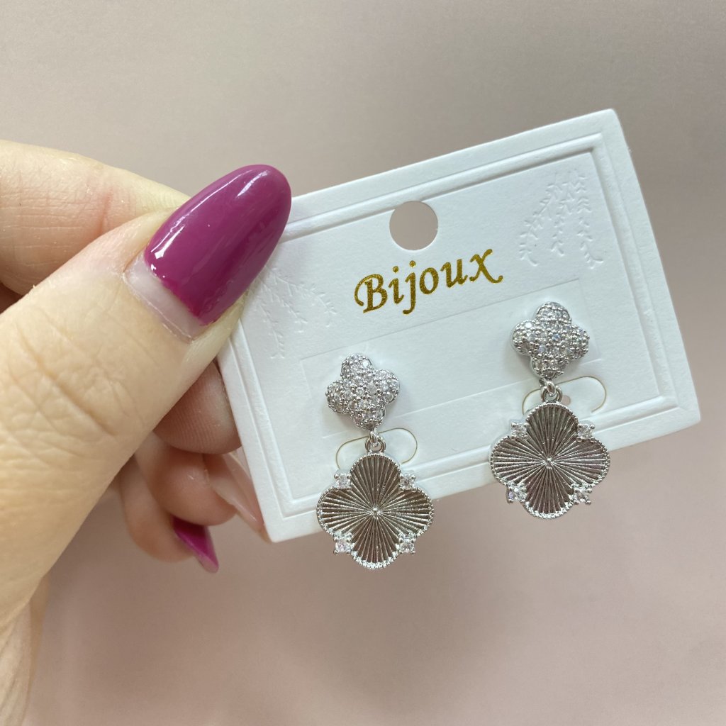 Brinco Bijoux fina modelo trevo cravejado e pendurado ✨