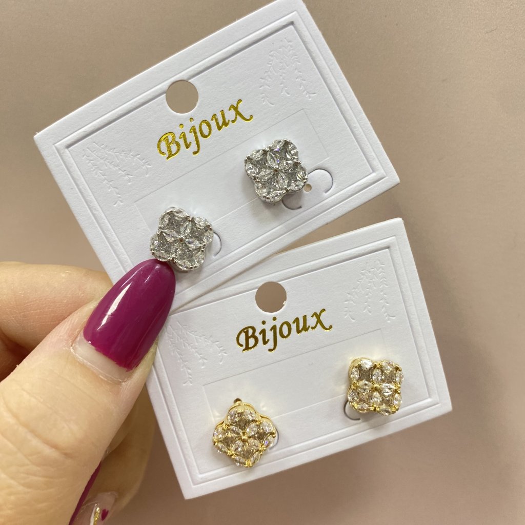 Brinco Bijoux fina modelo flor da sorte todo cravejado em pedras ✨