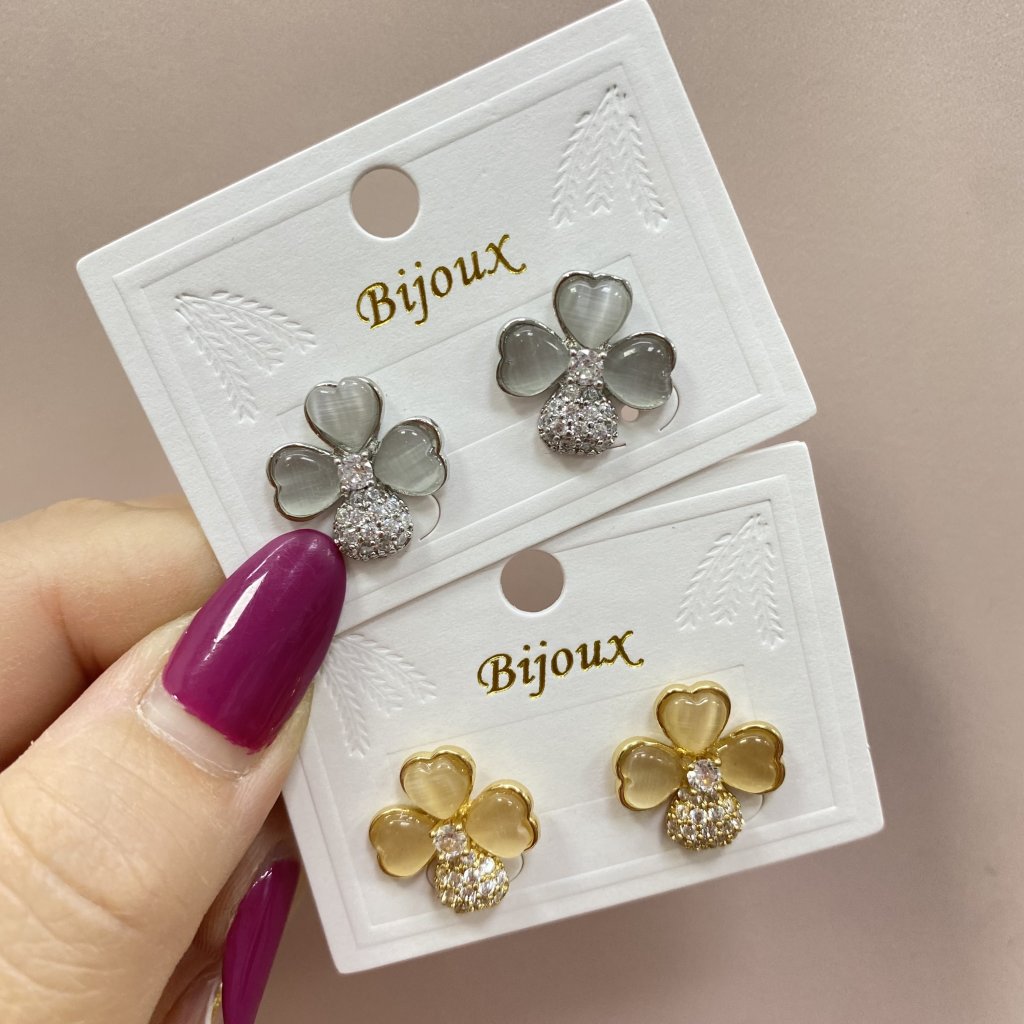 Brinco Bijoux fina modelo flor em pedras e folha cravejada ✨
