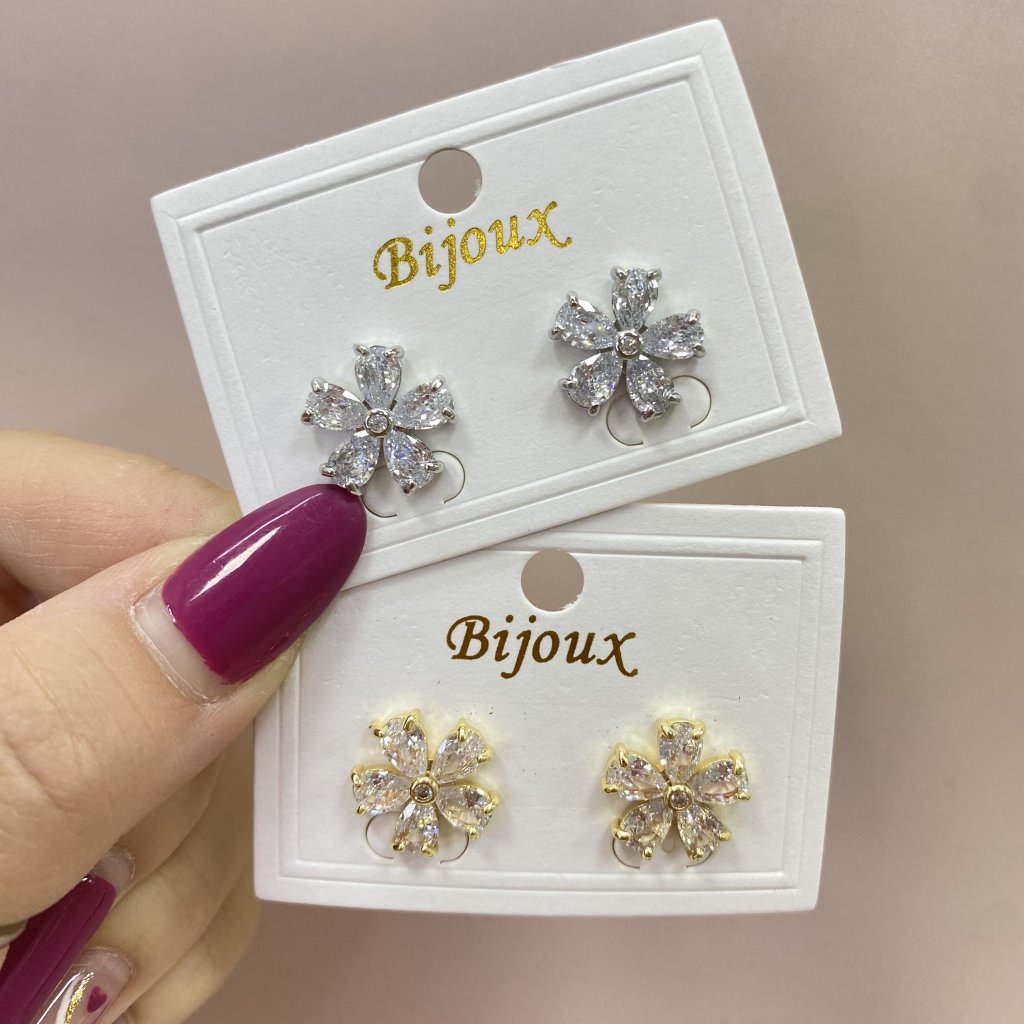 Brinco Bijoux fina modelo flor cravejada em pedras ✨