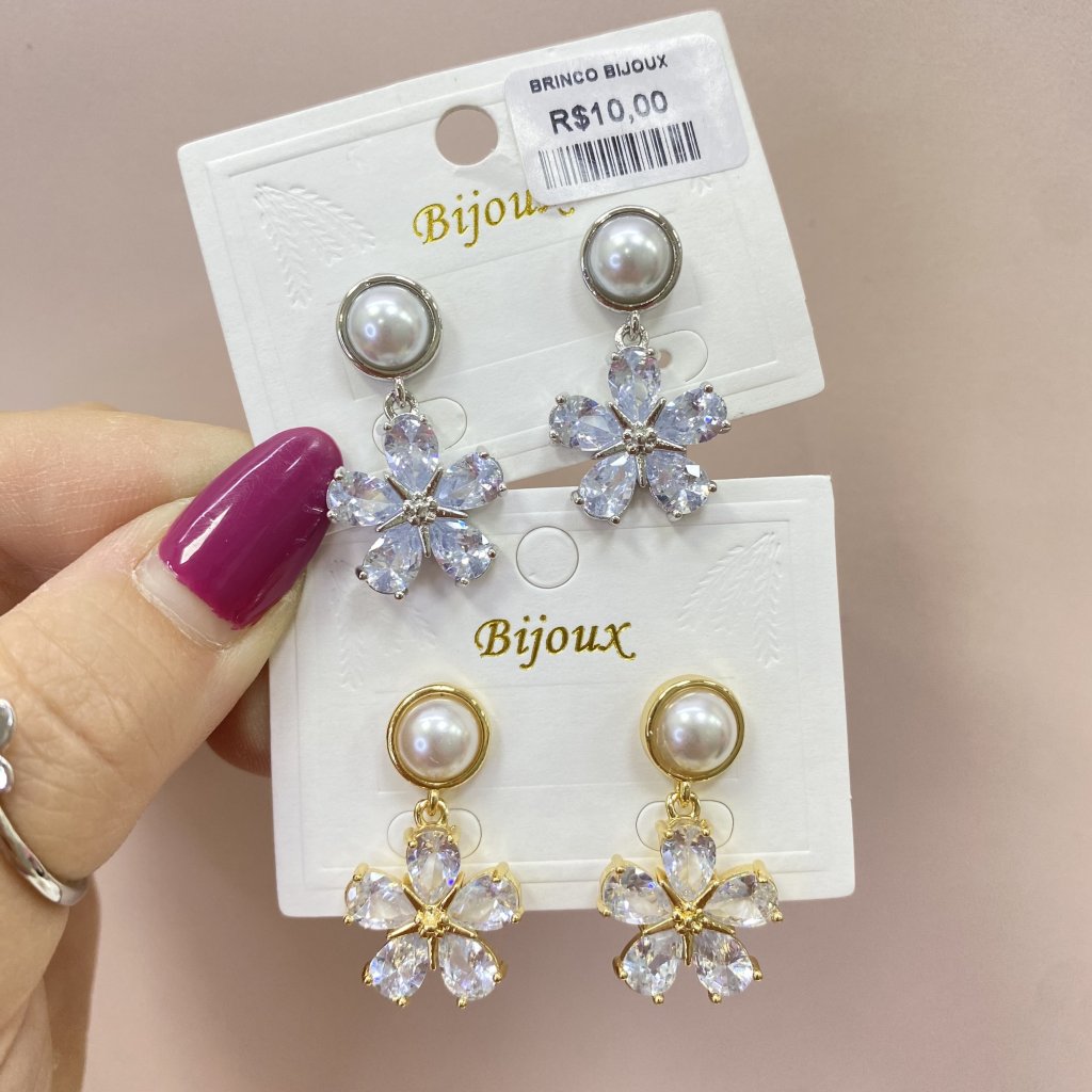 Brinco Bijoux fina modelo pérola e flor cravejada pendurada ✨