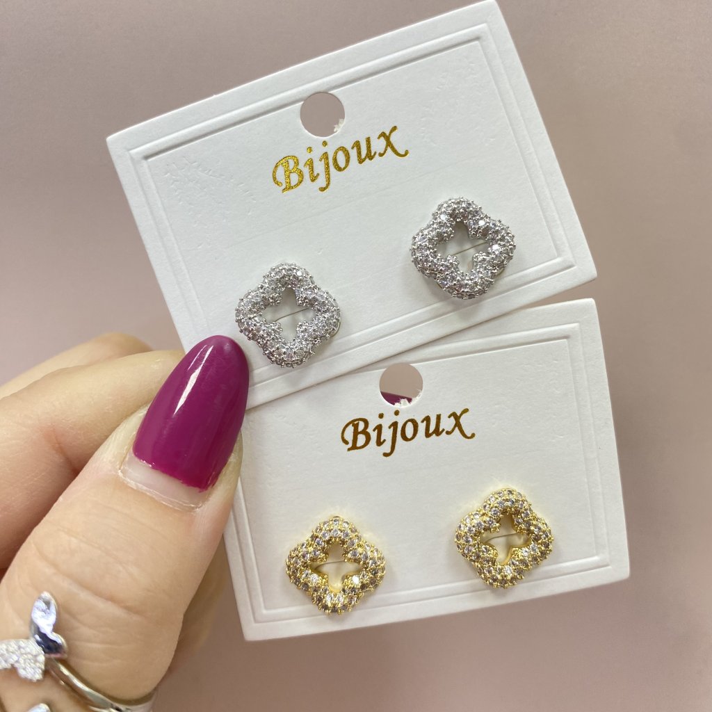 Brinco Bijoux fina modelo flor da sorte pequeno  cravejada ✨