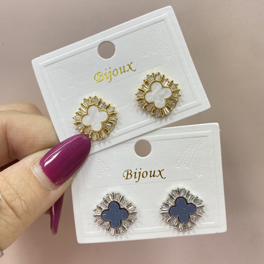 Brinco Bijoux fina modelo flor da sorte cravejado em pedrinha ✨