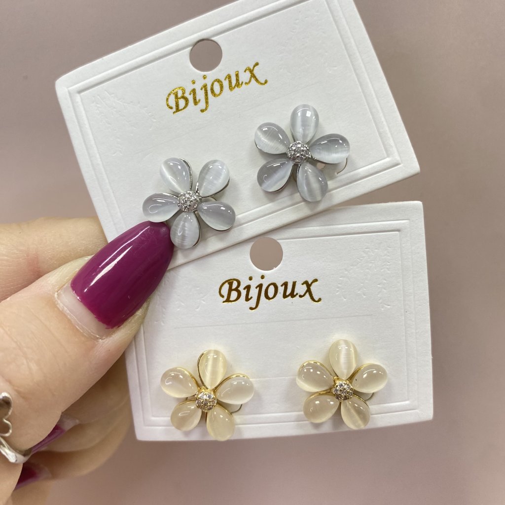 Brinco Bijoux fina modelo flor em pedra leitosa ✨